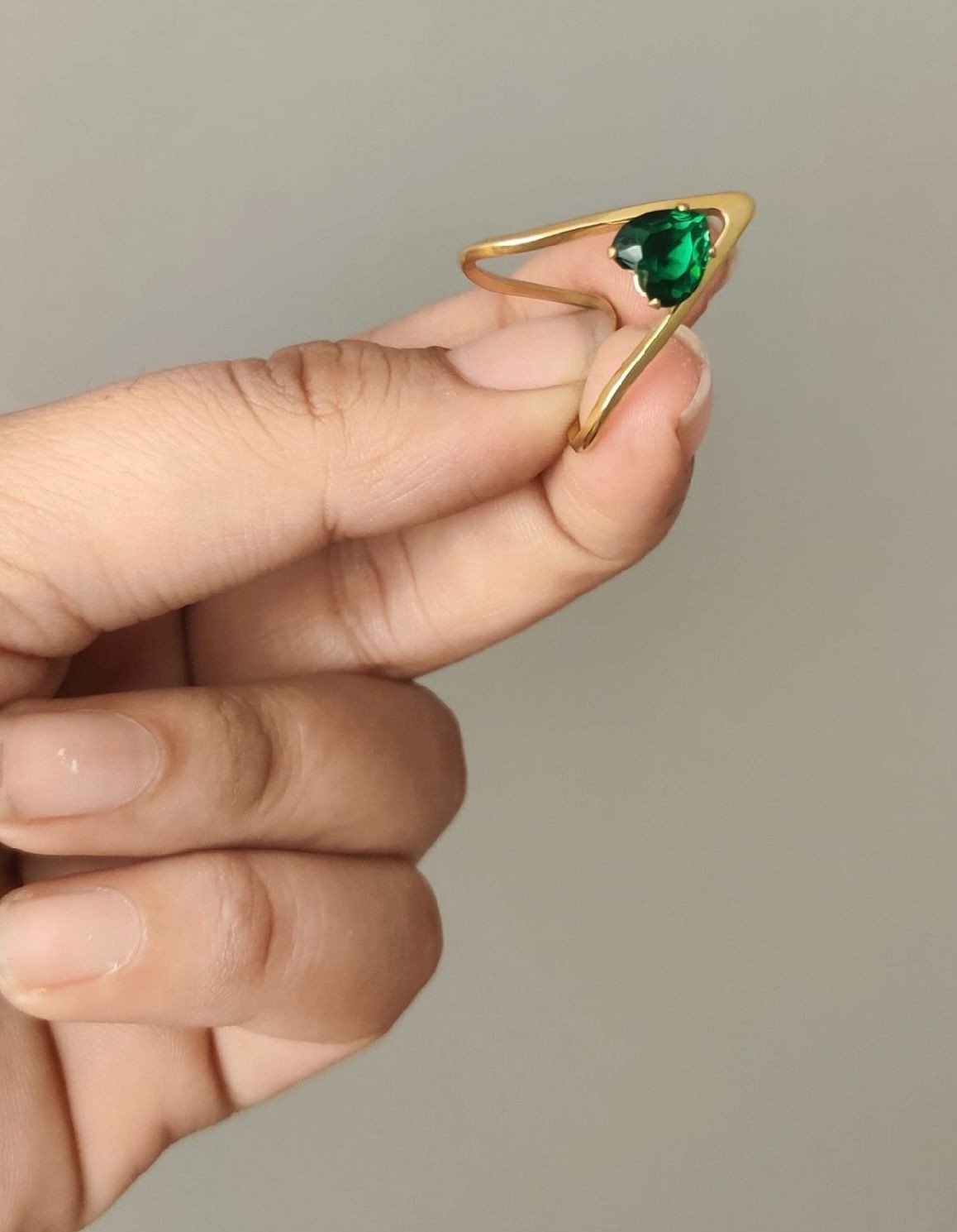The Emerald V-Aura Ring