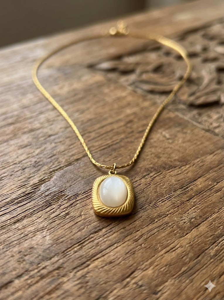 Oval Cat Eye Pendant White