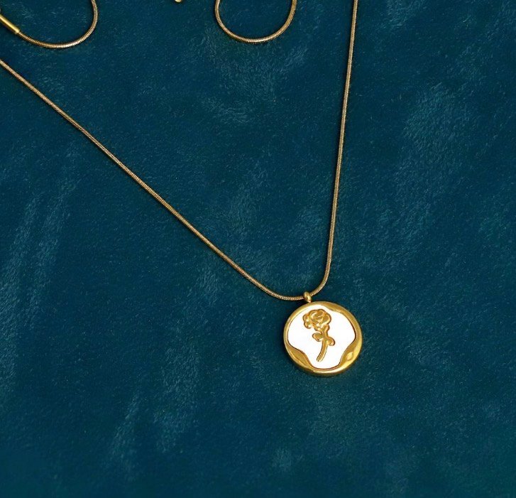 Vintage rose engraved pendant for woman