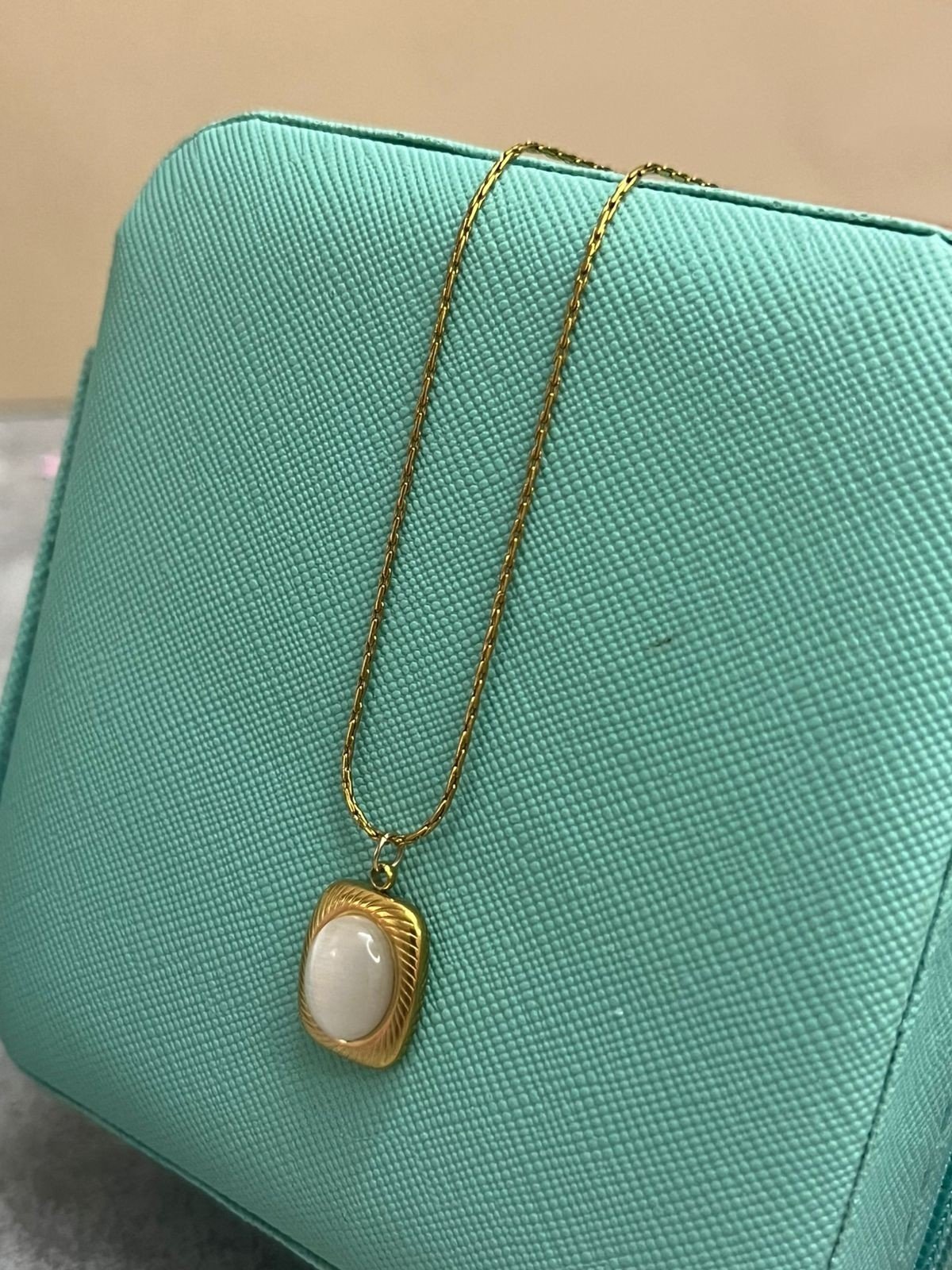 Oval Cat Eye Pendant White image 3