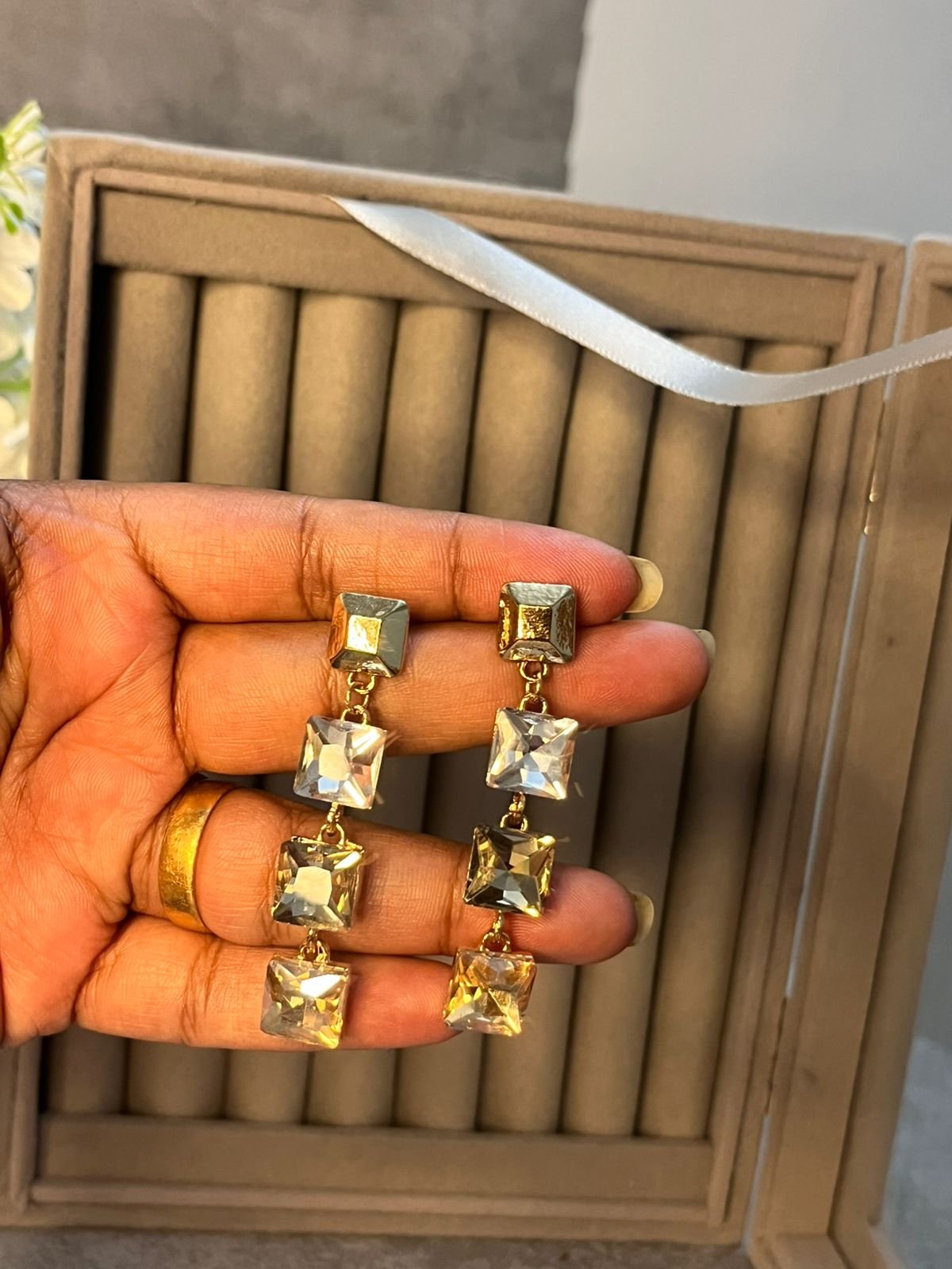 Drops statement earrings image 3