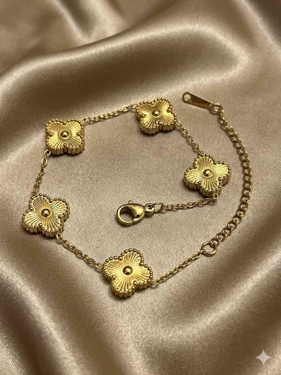 Classic golden clover bracelet image 2