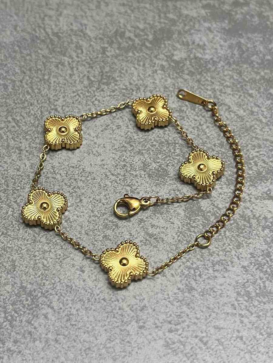 Classic golden clover bracelet image 3
