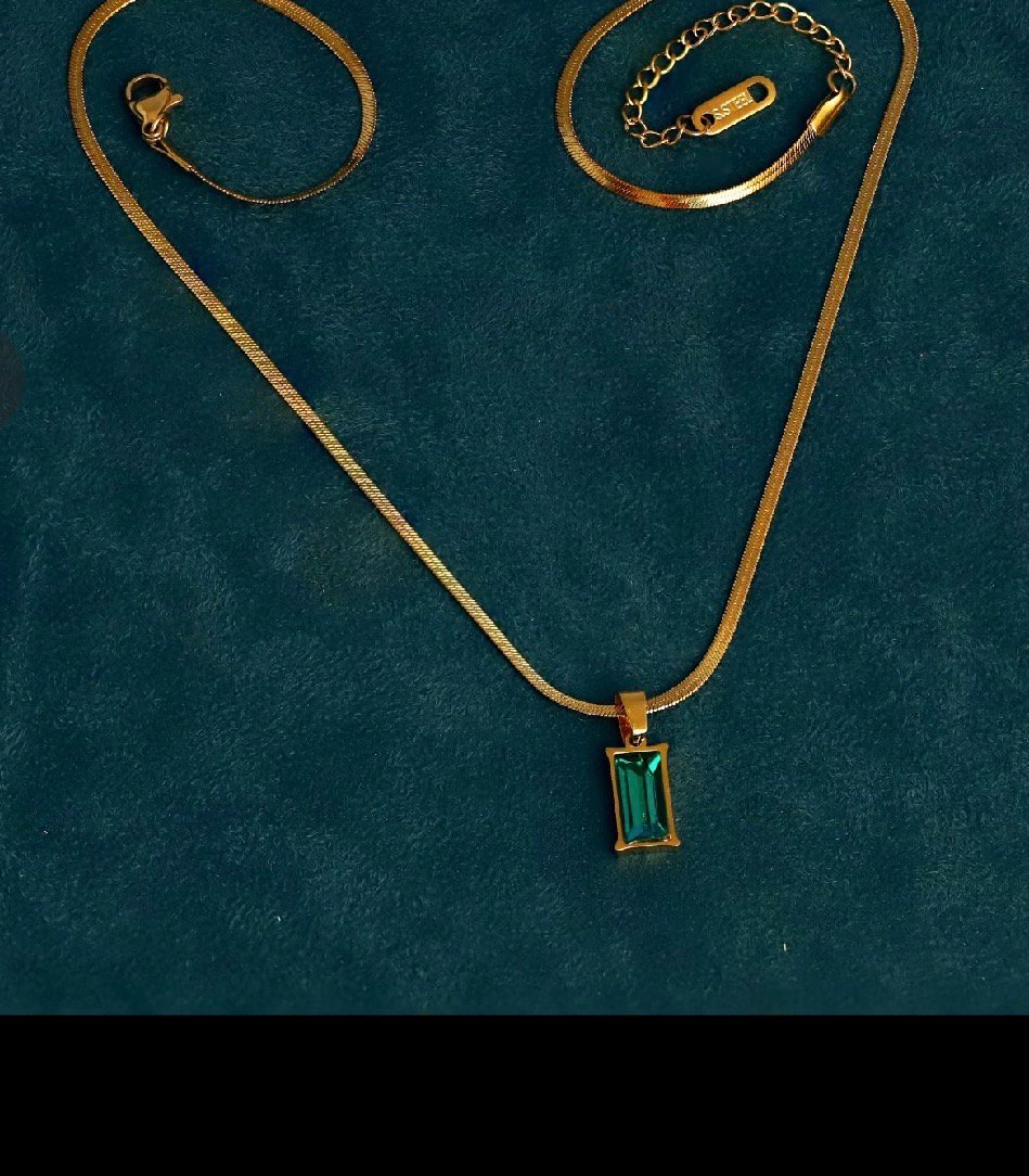 Emerald stone locket pendant image 2